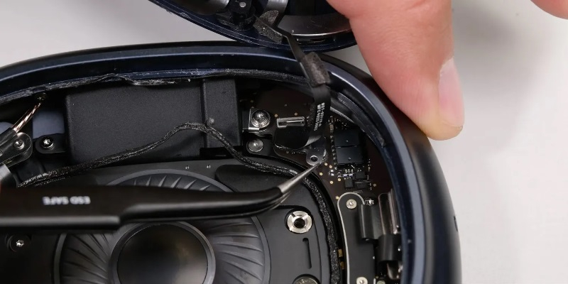 iFixit disassembled the AirPods Max 2 and showed that its internal layout has not changed