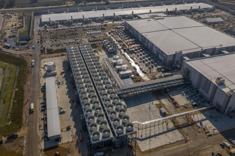 Microsoft: Modern AI data centers use as much water as restaurants.