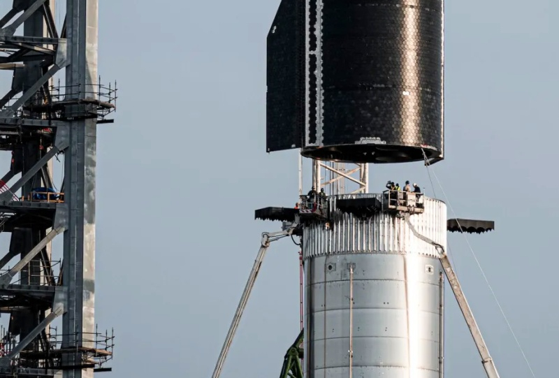 An employee of the company SpaceX died on a construction site just a few days before the Starship launch; the cause of the incident is being investigated.