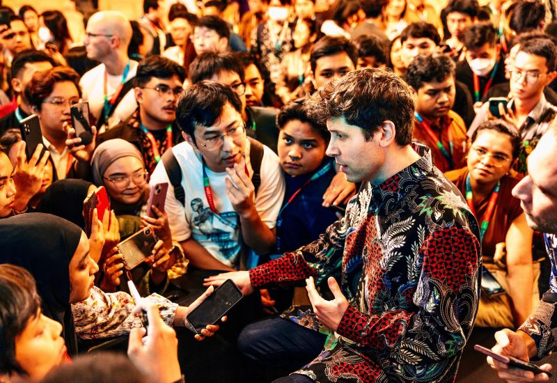 In the United States, a person was detained for allegedly planning to set fire to Sam Altman's house from OpenAI.