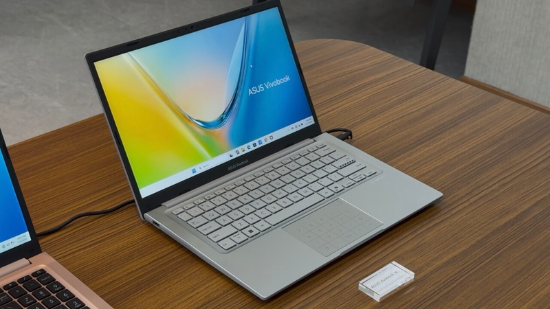 Asus unveiled the energy‑efficient Vivobook S14 and S16 models with six‑core Core 7 processors, claiming competitiveness compared to the MacBook Neo