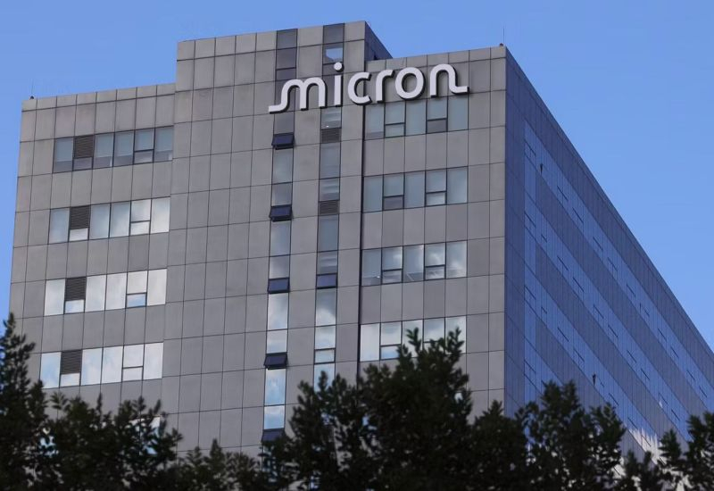 From mid‑month, the price of Micron shares fell by about 30 %.