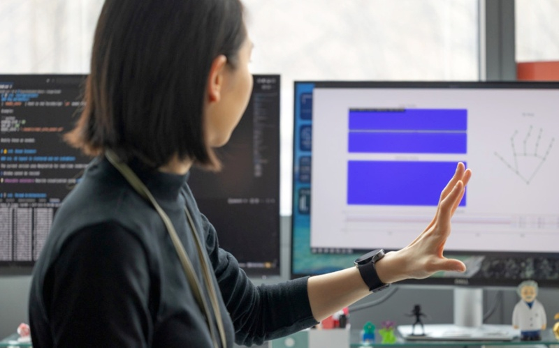 Researchers used AI to turn ordinary smartwatches into devices for precise hand movement measurement