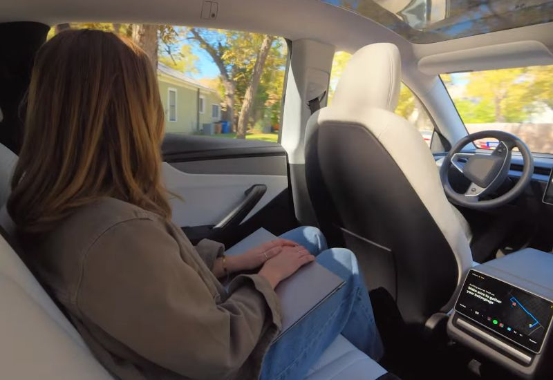 Tesla robots navigate traffic jams: out of 25 cars there is no driver, but they still move
