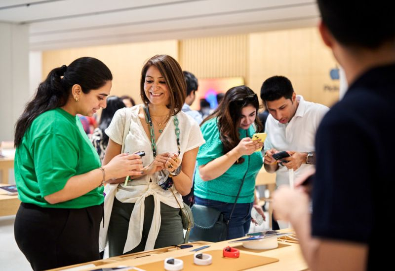 Apple increased iPhone shipments in a declining smartphone market, taking leading positions.